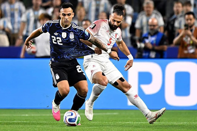 Lautaro Martinez ăn mừng bàn thắng trên chấm 11m