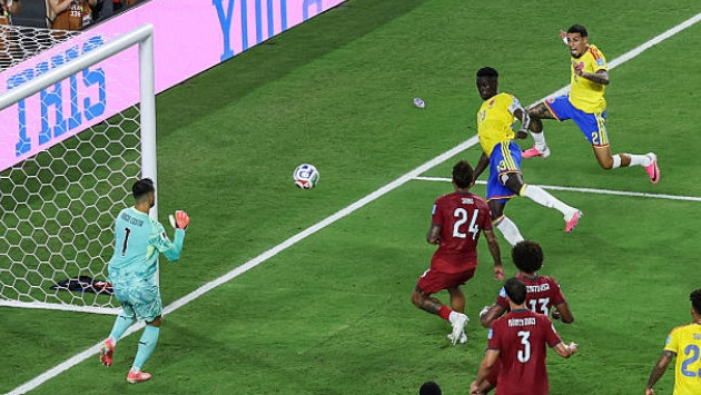 Bàn thắng không được công nhận của Davinson Sanchez do lỗi việt vị.