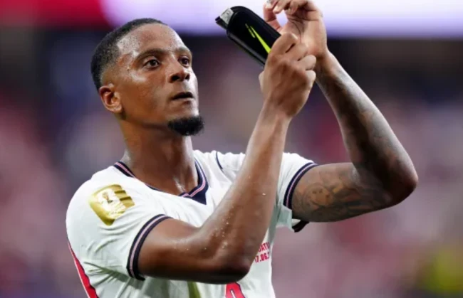 Ezri Konsa có thể được kéo ra cánh để nhường vị trí trung vệ cho John Stones.