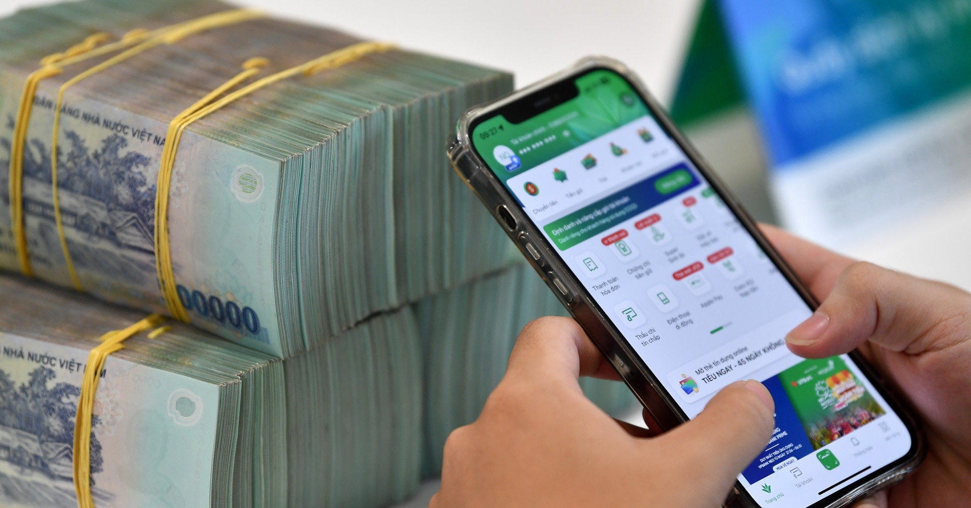 Khách hàng giao dịch tại ngân hàng trong bối cảnh lãi suất huy động có nhiều ưu đãi mới
