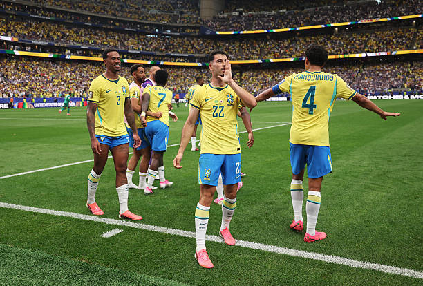 Brazil gia tăng sức ép nghẹt thở lên phần sân Nhật Bản sau bàn thua.