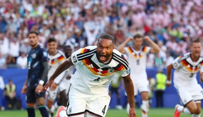 Trọng tài từ chối bàn thắng của Jonathan Tah sau khi tham khảo VAR.