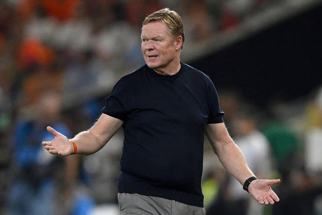 HLV Ronald Koeman lo lắng ngoài đường biên khi Morocco gây áp lực lớn.