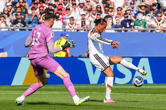 Leroy Sane thi đấu thiếu hiệu quả bên hành lang cánh phải của tuyển Đức.