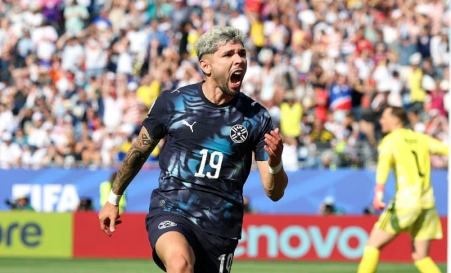 Julio Enciso ăn mừng bàn thắng mở tỷ số đầy bất ngờ cho Paraguay.