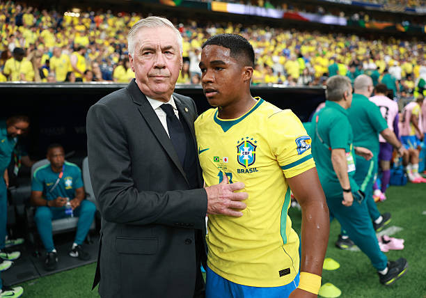 HLV Carlo Ancelotti thực hiện những thay đổi nhân sự mang tính quyết định giúp Brazil lội ngược dòng.