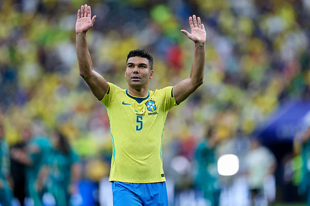 Casemiro ăn mừng bàn thắng gỡ hòa