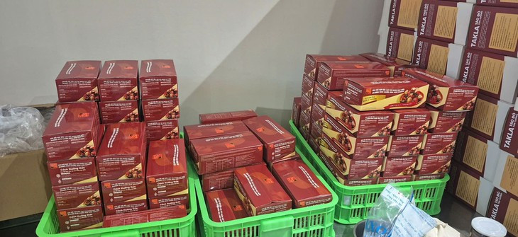 Khởi tố 3 người sản xuất thực phẩm giả, bán trên TikTok Shop và Shopee- Ảnh 1.