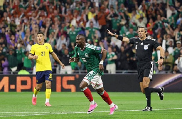 Julian Quinones ăn mừng bàn thắng mở tỷ số cho Mexico trước Ecuador.