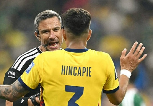 Hincapie cố gắng giải thích với trọng tài Slavko Vincic sau tình huống VAR can thiệp.