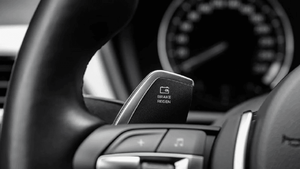 Hệ thống phanh tái sinh năng lượng là một tác nhân gây say xe. (Ảnh: Drive)