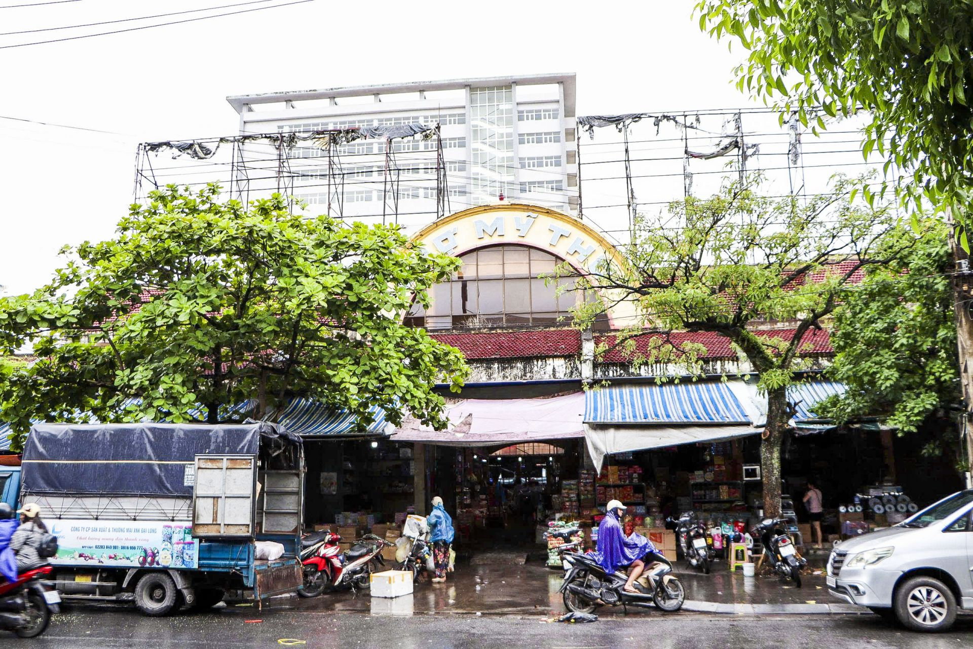 Quang cảnh bên ngoài chợ Mỹ Tho tại Phường Nam Định, Tỉnh Ninh Bình
