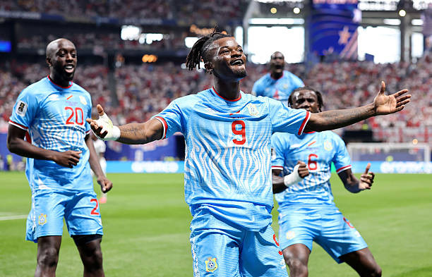 Brian Cipenga ghi bàn mở tỷ số cho CHDC Congo sau sai lầm vị trí của hàng phòng ngự tuyển Anh.