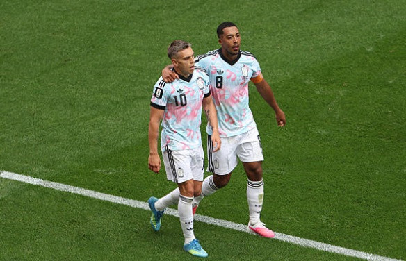 Trossard và Tielemans ăn mừng chiến thắng cùng nhau