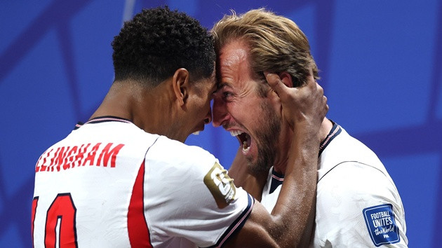Harry Kane ăn mừng bàn thắng giúp anh bám sát Messi và Mbappe trong danh sách ghi bàn