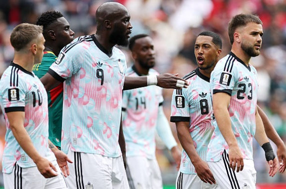 Lukaku can ngăn đồng đội xô xát