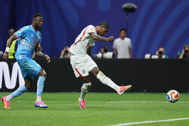 Marcus Rashford và Noni Madueke rời sân trong sự thất vọng sau màn trình diễn thiếu thuyết phục.