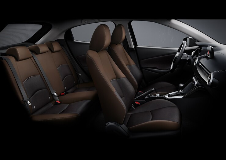 Vô lăng và cụm đồng hồ Mazda2