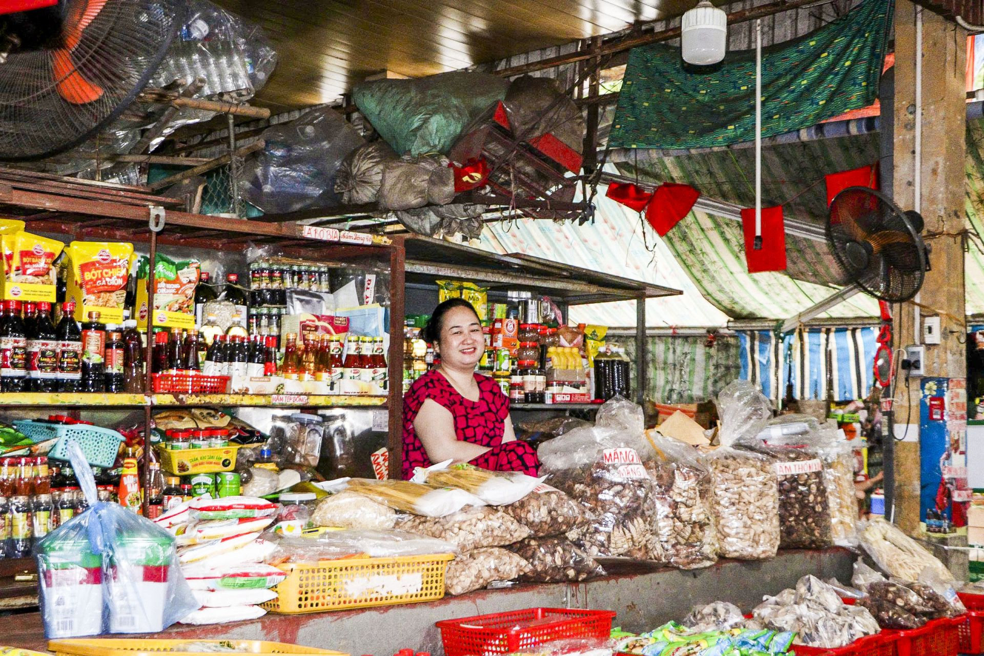 Sản phẩm rau củ tại chợ Mỹ Tho được đóng gói và có thông tin thương hiệu rõ ràng