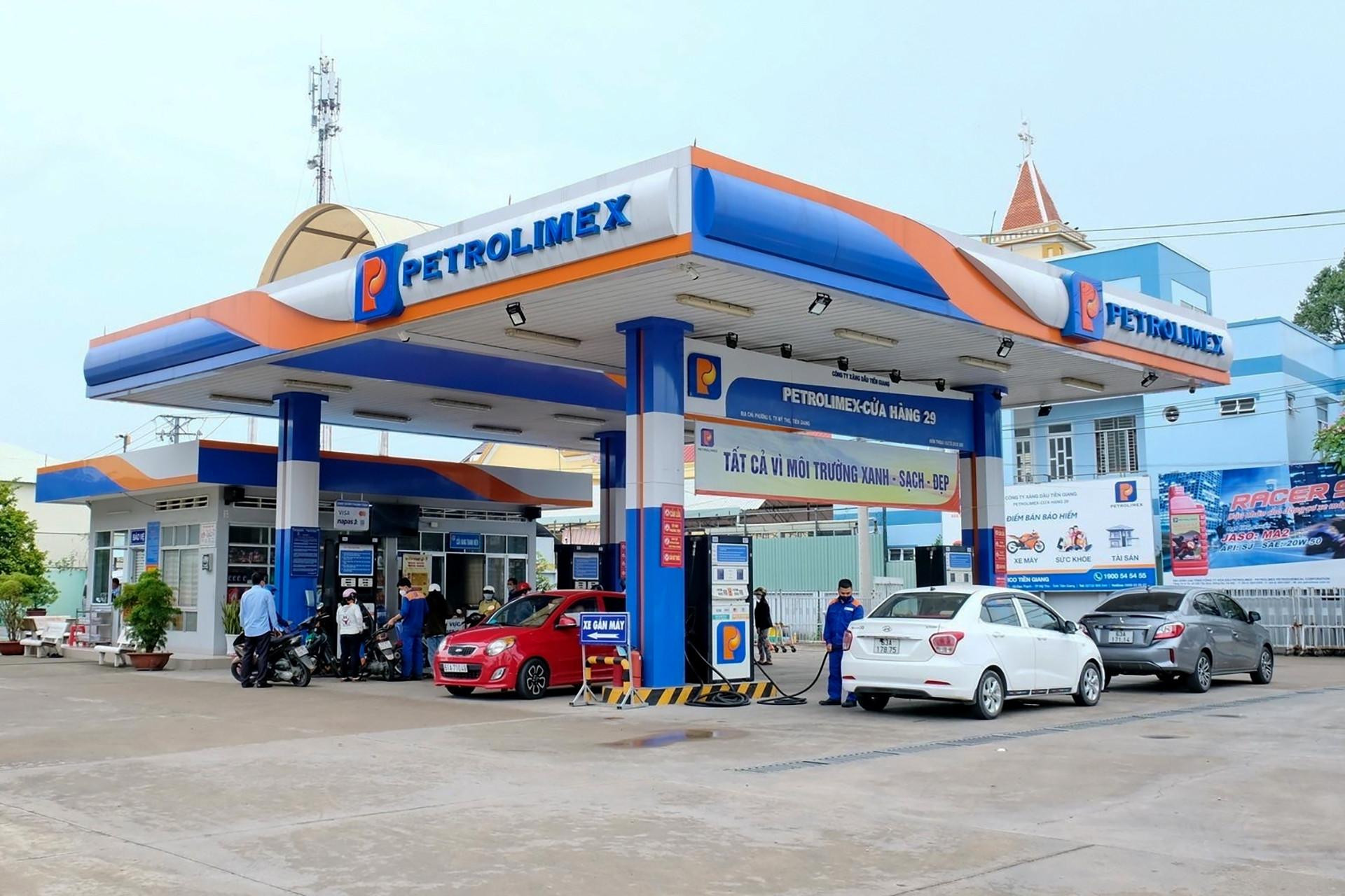 Trạm xăng Petrolimex cung cấp nhiên liệu cho các phương tiện vận tải