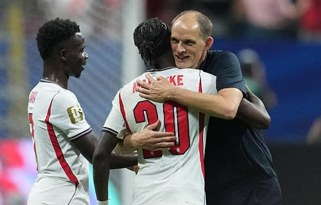 HLV Thomas Tuchel ăn mừng sau chiến thắng của tuyển Anh
