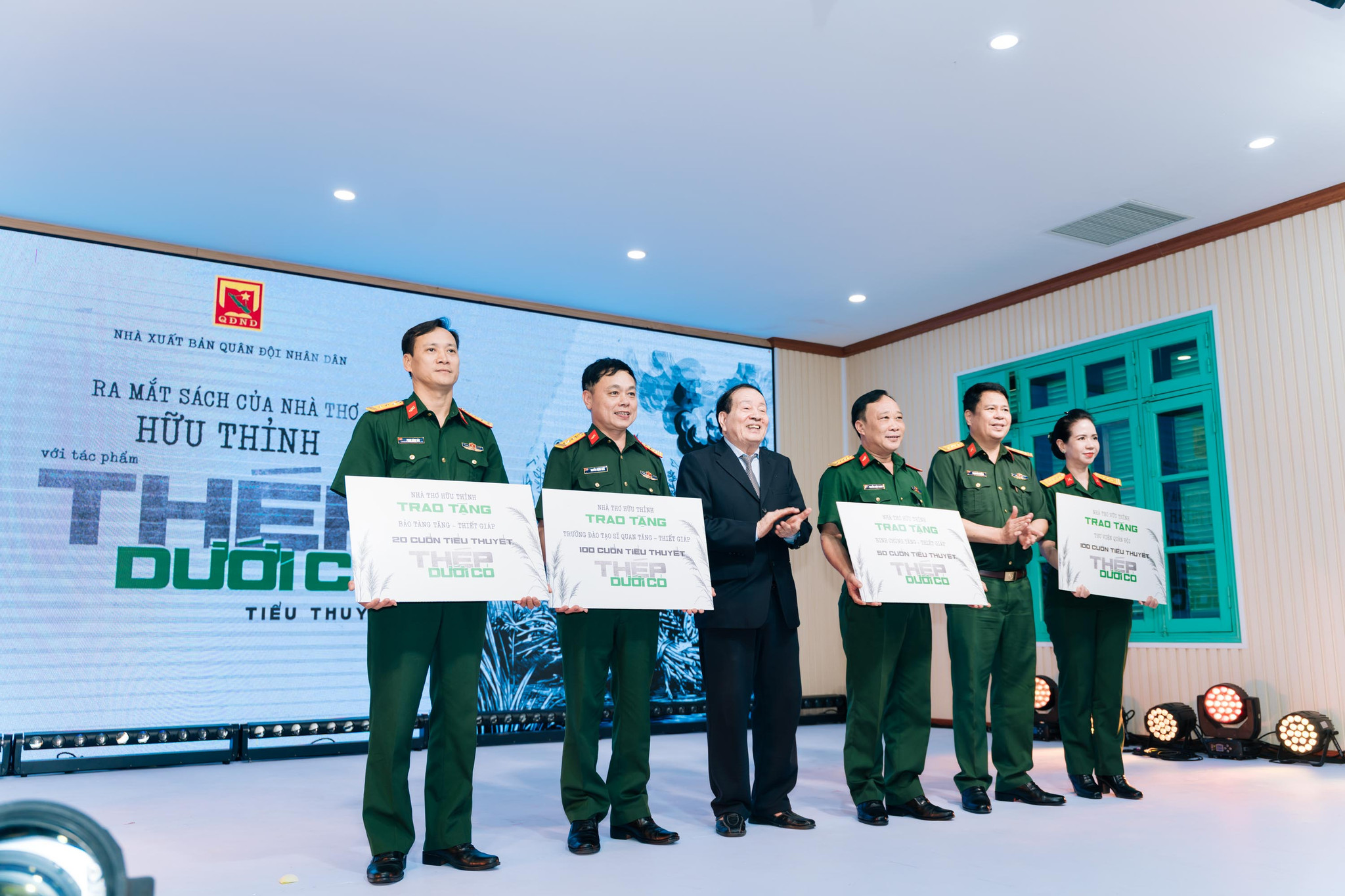 Nhà thơ Hữu Thỉnh và đại diện Nhà xuất bản Quân đội nhân dân tặng sách cho các đơn vị trong quân đội