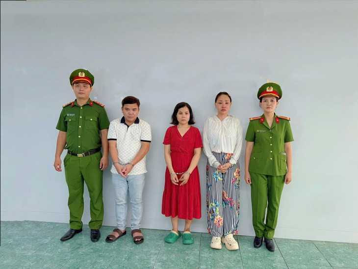 Bắt 3 đối tượng sau vụ một phụ nữ tử vong khi truyền chất làm trắng da tại nhà- Ảnh 1.