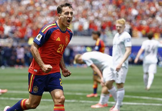 Mikel Oyarzabal cho thấy kỹ năng dứt điểm sắc bén trong vòng cấm.