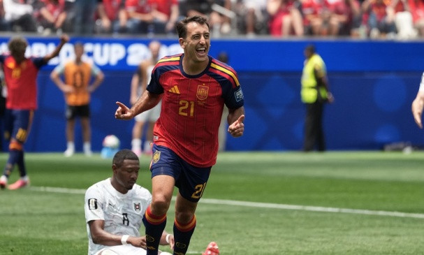 Mikel Oyarzabal ăn mừng bàn thắng mở tỷ số cho Tây Ban Nha.