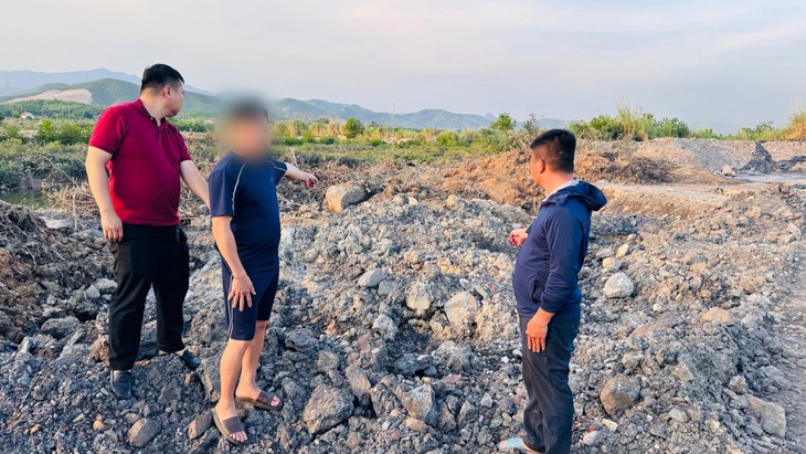 Bắt quả tang đối tượng đổ trộm chất thải trái phép tại Quảng Ninh - Ảnh 2.