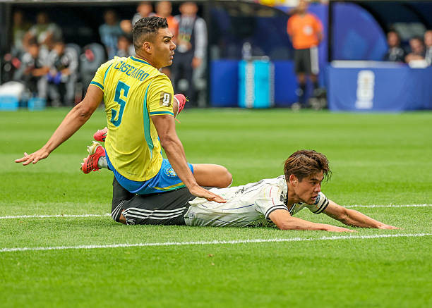 Casemiro có xu hướng lao vào xoạc bóng từ sớm. Ảnh: Getty Images.