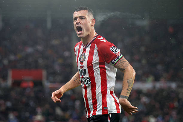 Granit Xhaka cam kết tương lai với Sunderland bất chấp sự quan tâm từ Chelsea