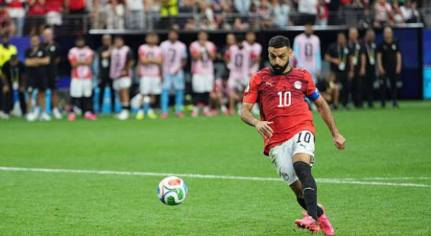 Mohamed Salah thực hiện cú sút luân lưu kiểu Panenka đầy bản lĩnh