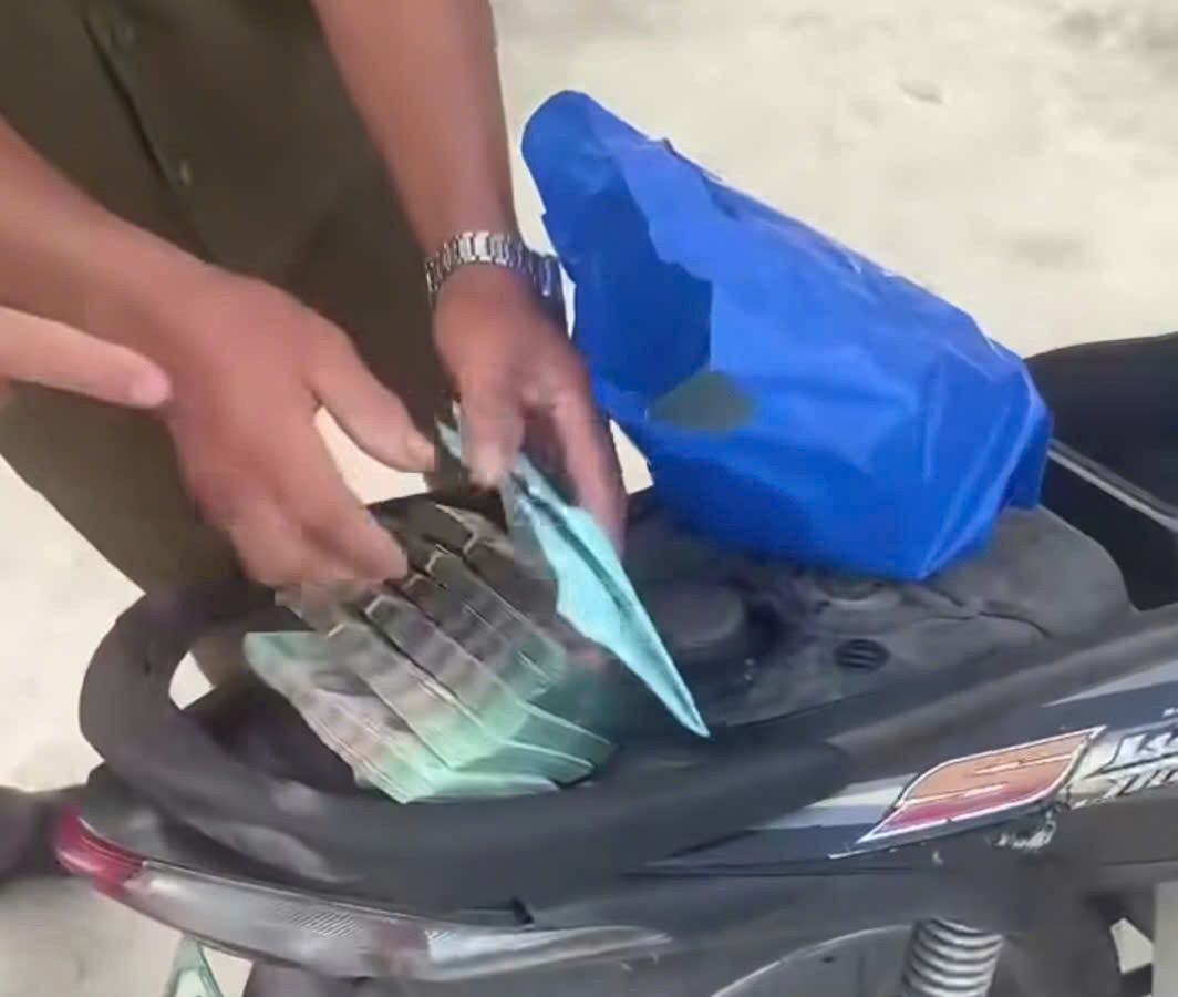 Nam thanh niên chảy máu mặt nằm bất tỉnh giữa đường, trong cốp xe có gần 400 triệu đồng- Ảnh 2.