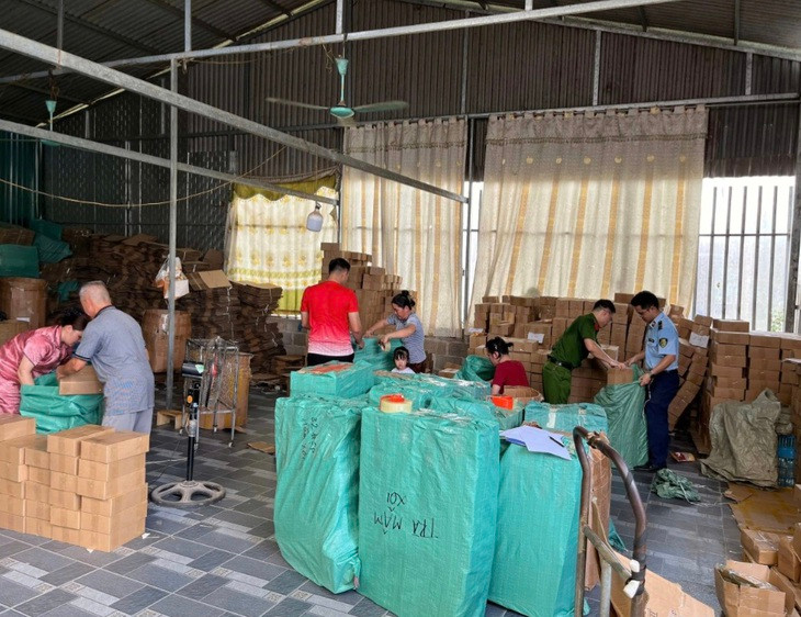 Thu giữ hơn 4.600 gói trà giả, khởi tố chủ cơ sở sản xuất- Ảnh 1.