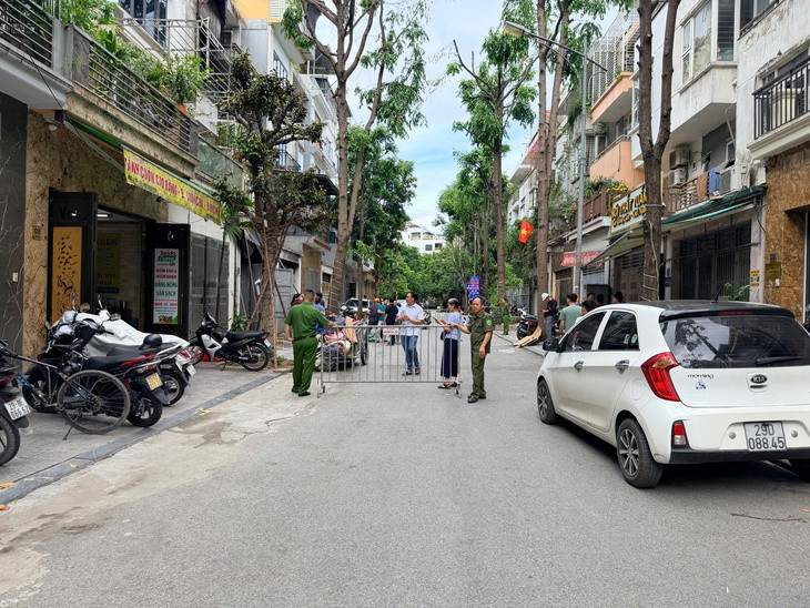 Cảnh sát khám nghiệm hiện trường vụ cháy tại Khu đô thị Văn Phú khiến 2 người chết- Ảnh 2.