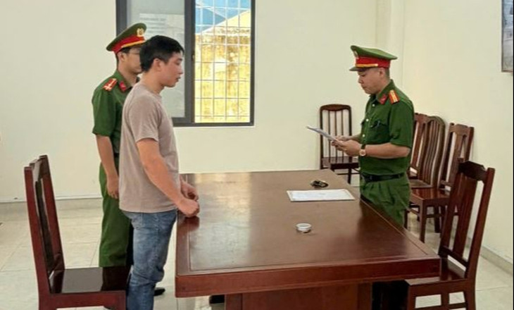Khởi tố nam thanh niên mua bán gần 4.000 đôi giày, dép giả mạo nhãn hiệu nổi tiếng- Ảnh 1.