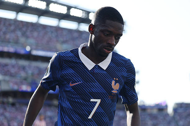 Ousmane Dembele nỗ lực đi bóng bên cánh phải