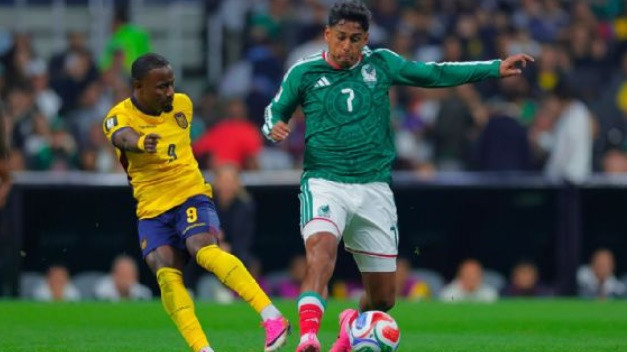 Tiền vệ Luis Romo của Mexico với lối chơi áp sát đầy khó chịu.