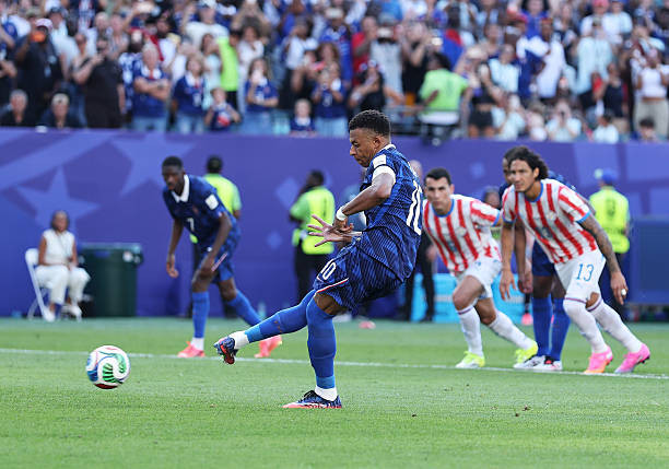 Kylian Mbappe thực hiện thành công quả phạt đền cho đội tuyển Pháp