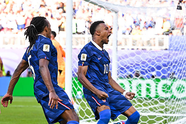 Kylian Mbappe ghi bàn trên chấm phạt đền giúp Pháp đi tiếp. Ảnh: Getty Images