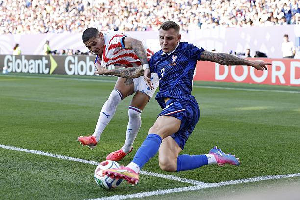 Lucas Digne phòng ngự chắc chắn trước các cầu thủ Paraguay