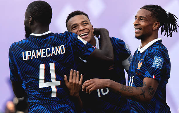 Kylian Mbappe và Michael Olise ăn mừng chiến thắng
