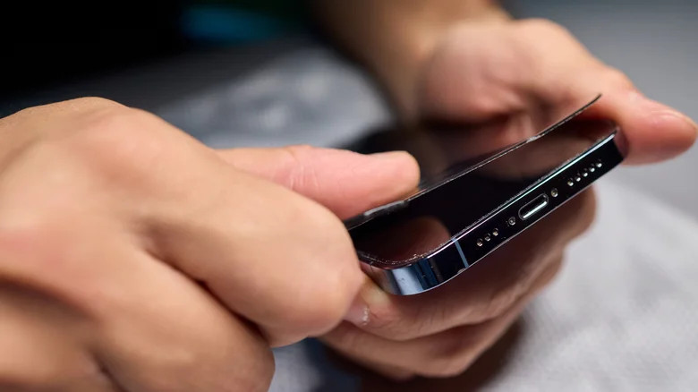 Lớp phủ chống dầu trên miếng dán màn hình smartphone giúp ngăn chặn vết bẩn