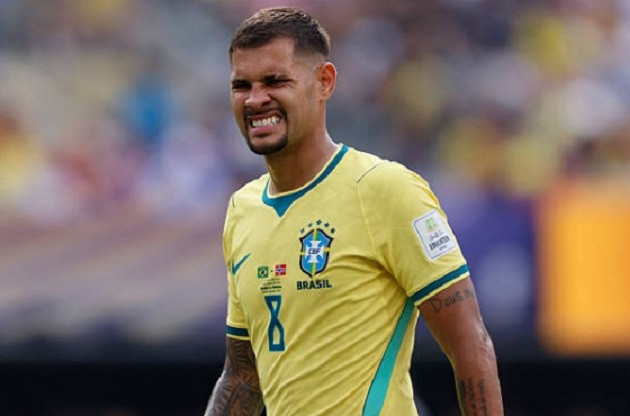 Bruno Guimaraes trở thành tâm điểm thất vọng với cú sút phạt đền hỏng ăn.