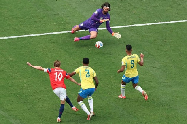 Thủ thành Alisson Becker thi đấu ổn định nhưng không thể cứu Brazil khỏi trận thua.