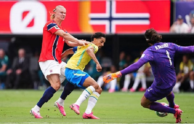 Marquinhos thi đấu tròn vai nhưng không đủ để khỏa lấp sai lầm của đồng đội.