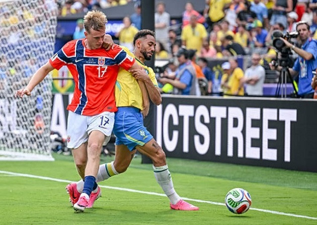 Matheus Cunha mang về quả phạt đền nhưng thi đấu thiếu quyết đoán.