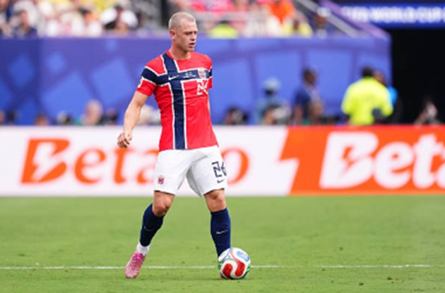 Hậu vệ Julian Ryerson khóa chặt Vinicius Junior