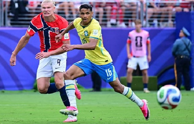Douglas Santos hỗ trợ phòng ngự ổn định bên hành lang trái.